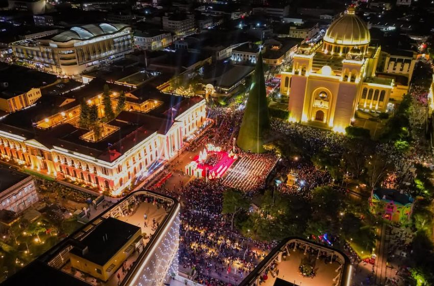  Miles de salvadoreños disfrutaron de la apertura de La Villa Navideña del Centro Histórico de San Salvador