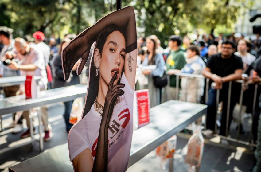  Taquería mexicana rinde honor a Dua Lipa y la cantante sorprende con “Bésame mucho”