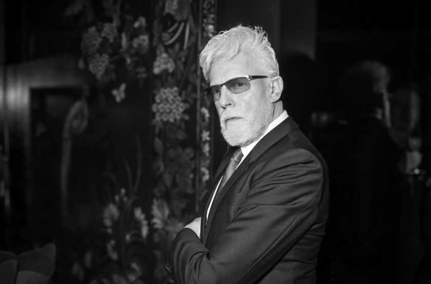  Muere el diseñador de moda Antony Price, que vistió a David Bowie y Mick Jagger