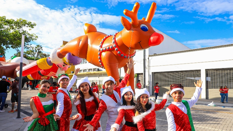 Desfile de Globos Gigantes deslumbra a miles de salvadoreños en el Centro Histórico de la capital