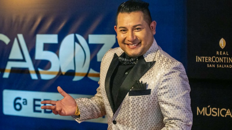 El tenor salvadoreño Mario Arévalo presenta su nuevo tema navideño “Navidad sin ti”