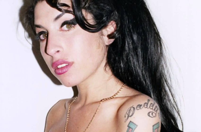  Amigas de Amy Winehouse aprovecharon descuido de su padre para subastar artículos de la estrella