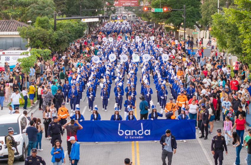  Así disfrutaron los salvadoreños el Desfile de Banda El Salvador