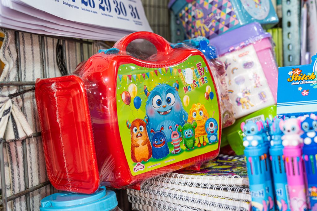 Estos son los precios de los útiles escolares en los mercados de San Salvador