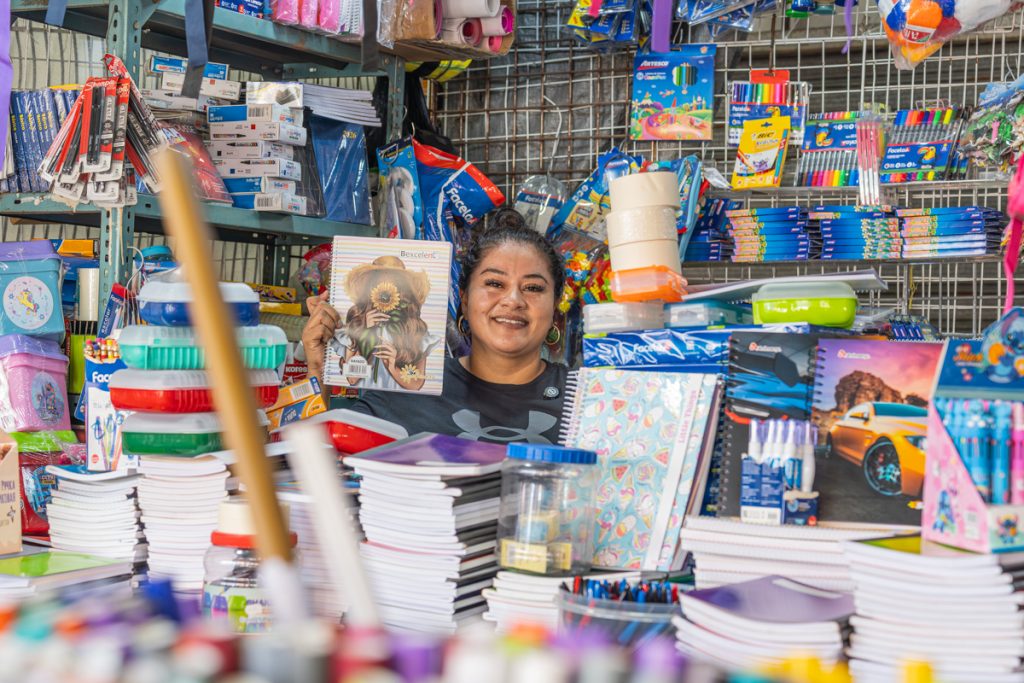 Estos son los precios de los útiles escolares en los mercados de San Salvador