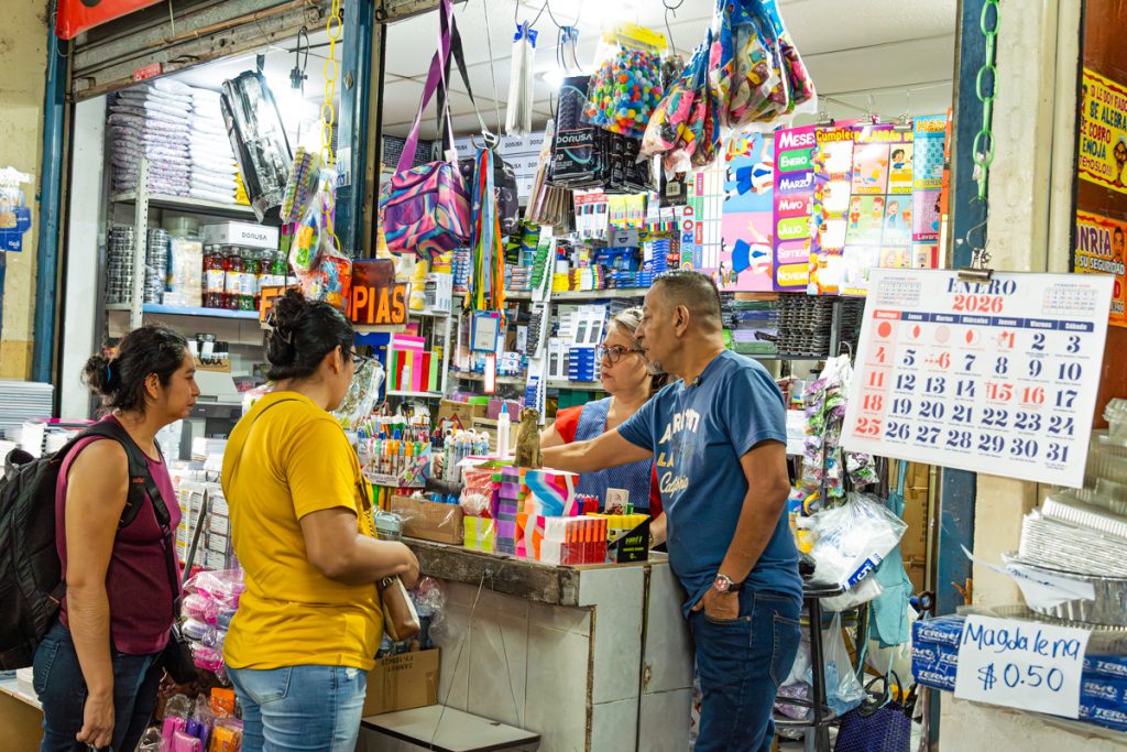 Estos son los precios de los útiles escolares en los mercados de San Salvador