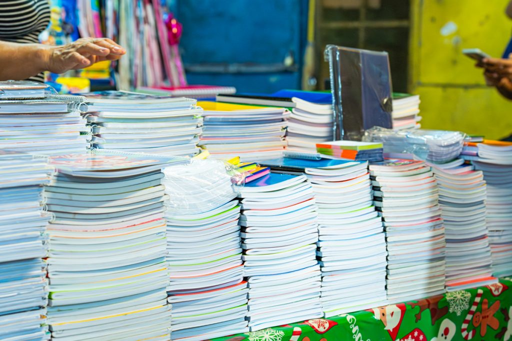 Estos son los precios de los útiles escolares en los mercados de San Salvador