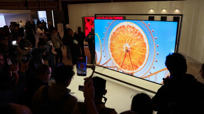 Un siglo después de su creación, la televisión innova para competir con los celulares