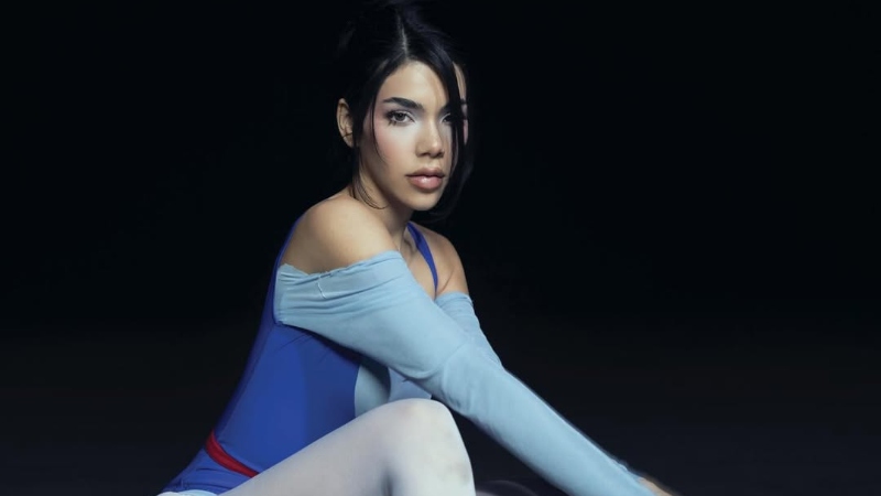 Kenia Os estrena su nuevo sencillo "Una y otra vez"