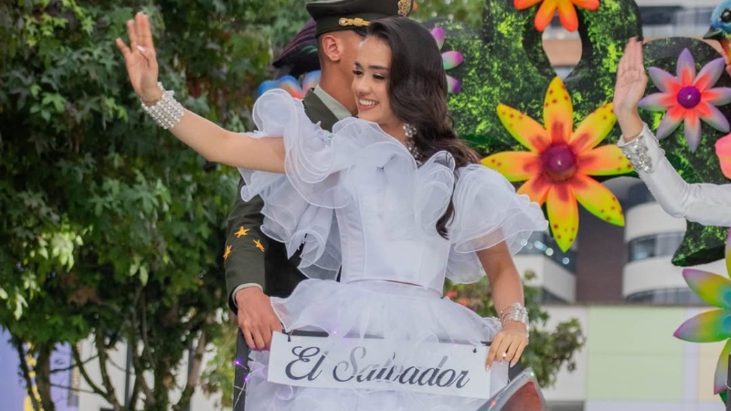 Salvadoreña destaca en Desfile de las Naciones del Reinado Internacional del Café