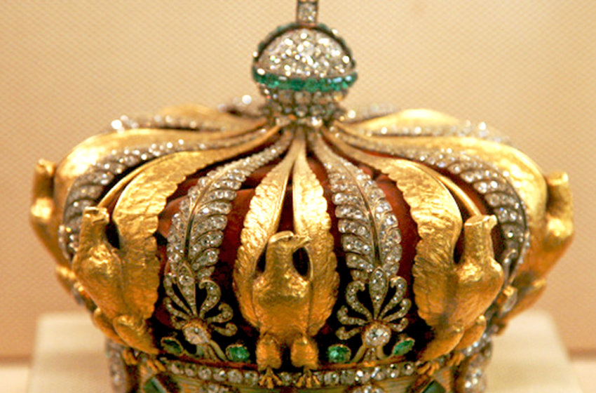  La corona de la emperatriz Eugenia dañada en el robo del Louvre será restaurada