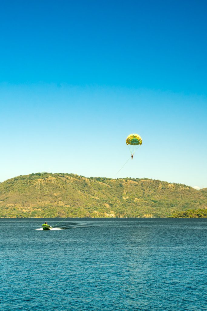 El parasailing se convierte en nueva atracción turística en el lago de Ilopango