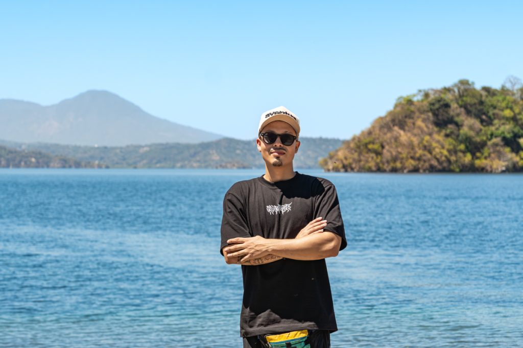 El parasailing se convierte en nueva atracción turística en el lago de Ilopango