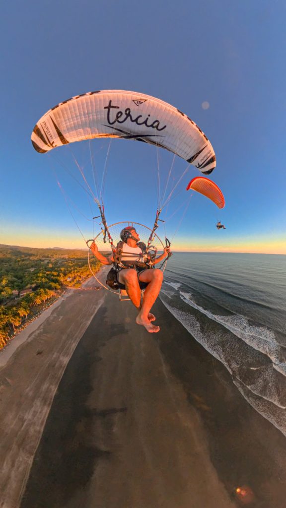 Surca los cielos de El Salvador en paramotor y vive la adrenalina extrema
