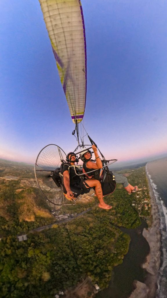 Surca los cielos de El Salvador en paramotor y vive la adrenalina extrema