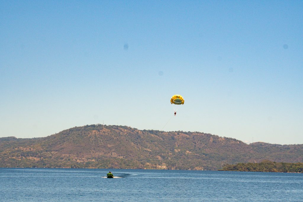 El parasailing se convierte en nueva atracción turística en el lago de Ilopango