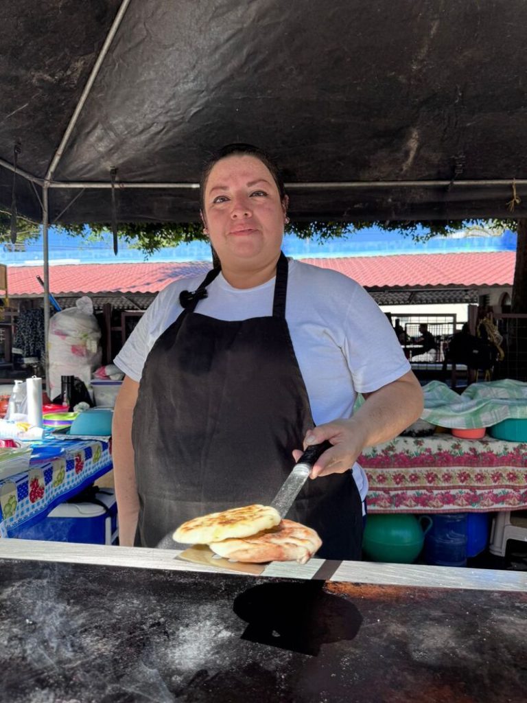 Yajaira Reyes, propietaria pupusería La Cuarentena/ Foto Geraldine Benítez