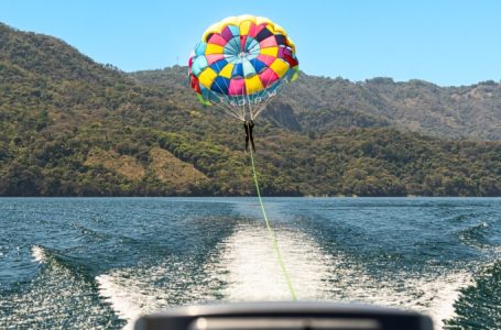 El parasailing se convierte en nueva atracción turística en el lago de Ilopango