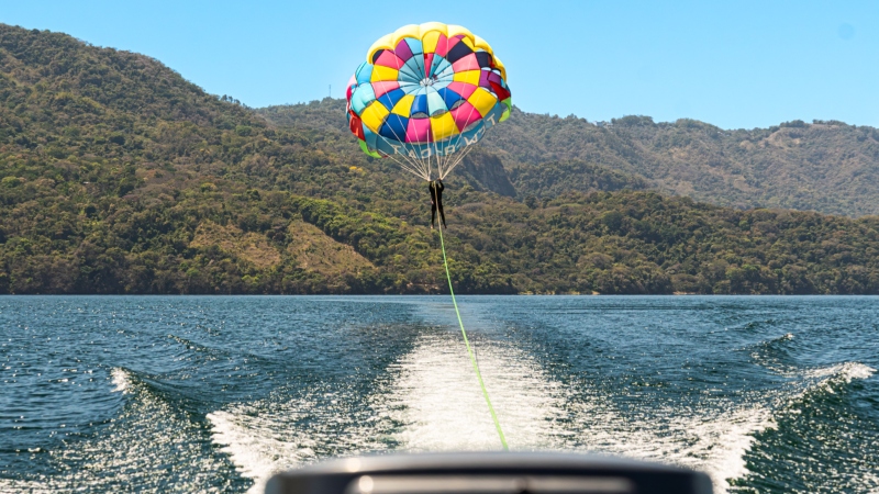 El parasailing se convierte en nueva atracción turística en el lago de Ilopango