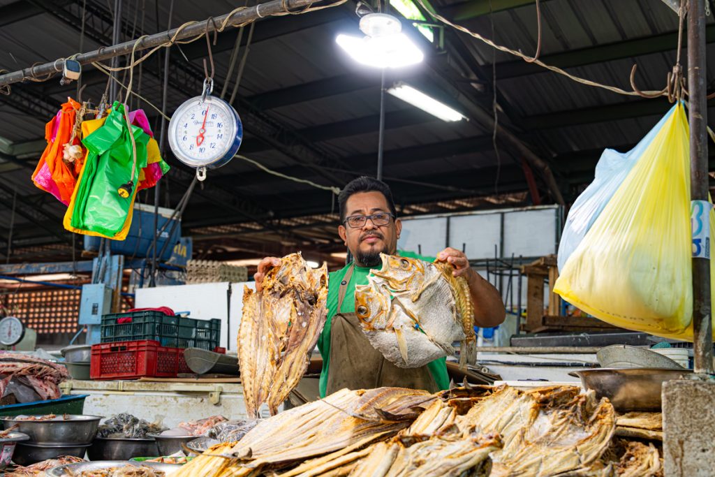 La temporada del pescado seco llega a los mercados de El Salvador