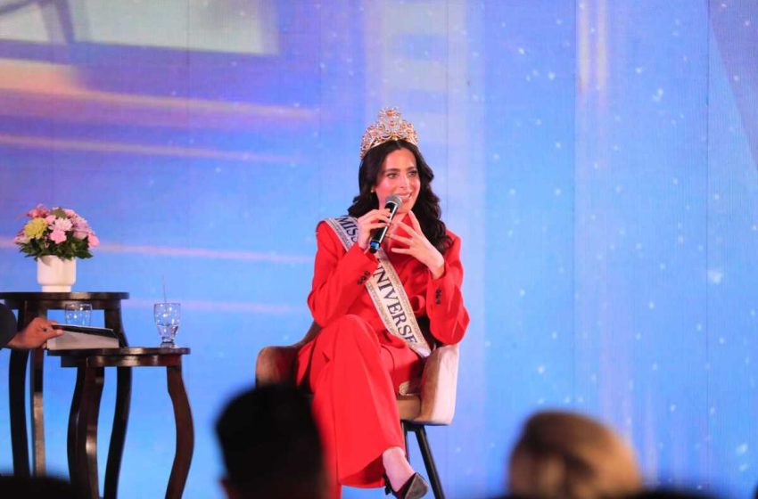  Fátima Bosch alzó su voz en el Foro de «Mujeres que transforman» y recibió llave de la ciudad