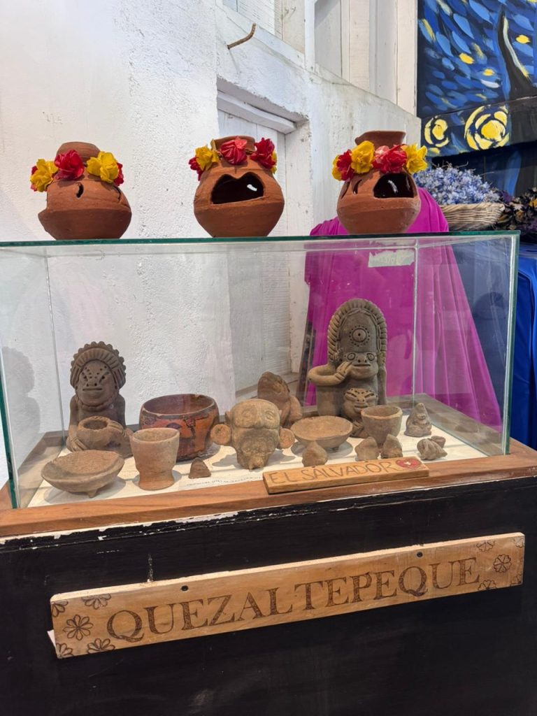 Piezas arqueológicas en el Museo del Ferrocarril en Quezaltepeque/ Foto Geraldine Benítez.
