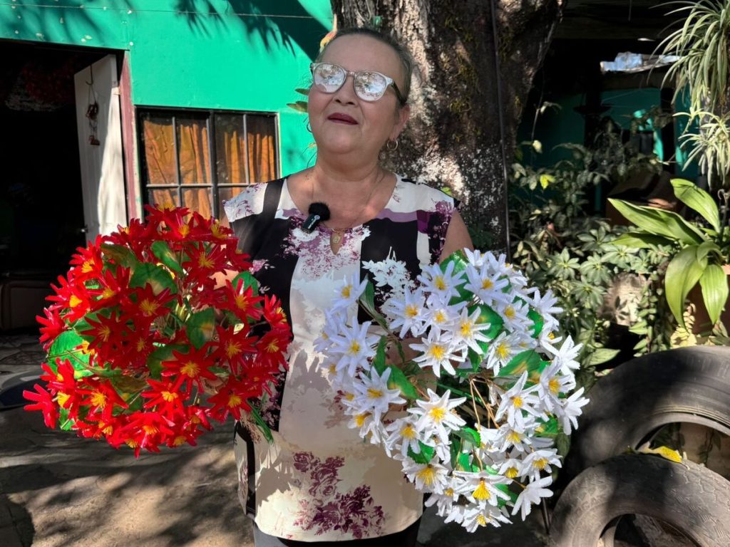 Patricia Quezada, artesana de flores enceradas/ foto Geraldine Benítez.