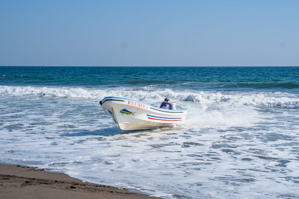 De pescadores a youtubers: la historia de tres hermanos salvadoreños que documentan su vida en alta mar