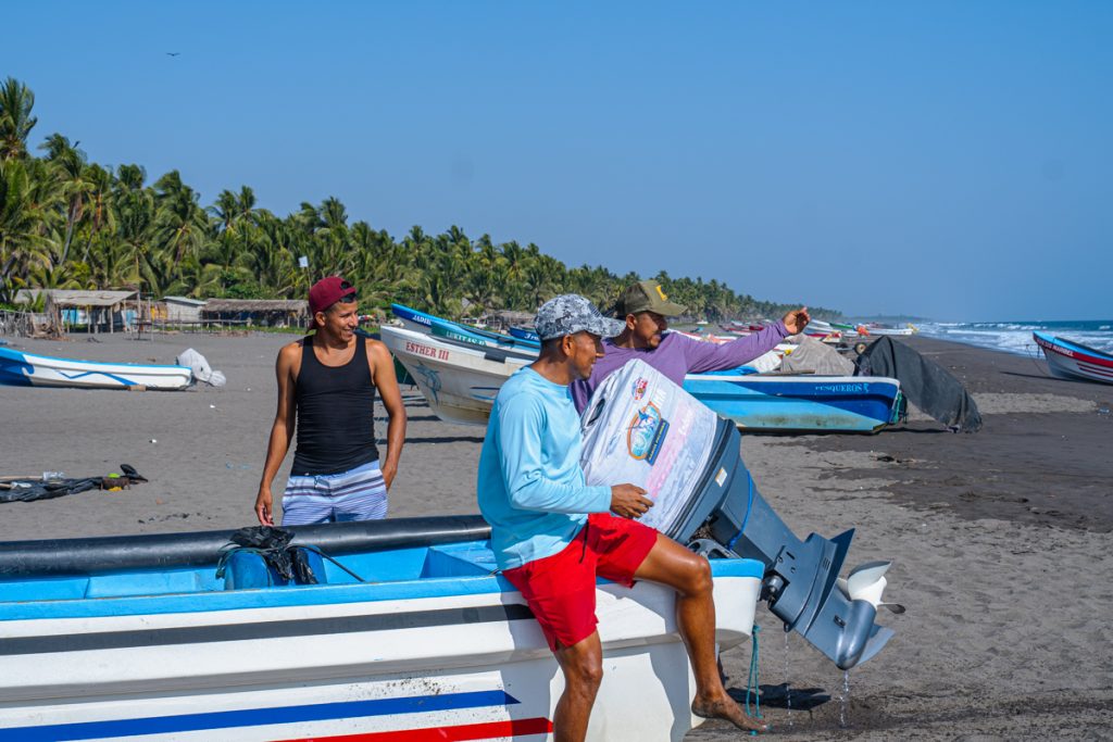 De pescadores a youtubers: la historia de tres hermanos salvadoreños que documentan su vida en alta mar