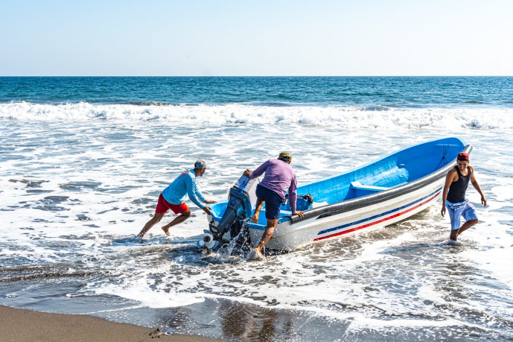 De pescadores a youtubers: la historia de tres hermanos salvadoreños que documentan su vida en alta mar
