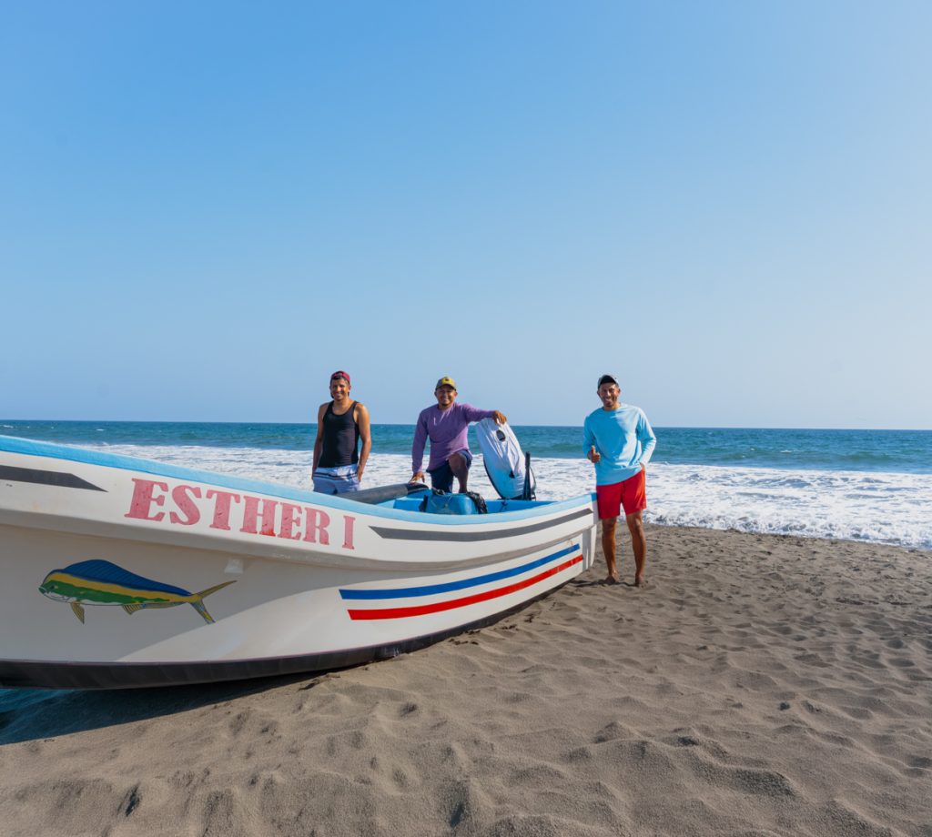 De pescadores a youtubers: la historia de tres hermanos salvadoreños que documentan su vida en alta mar