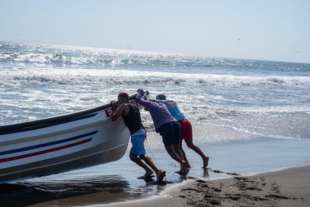 De pescadores a youtubers: la historia de tres hermanos salvadoreños que documentan su vida en alta mar