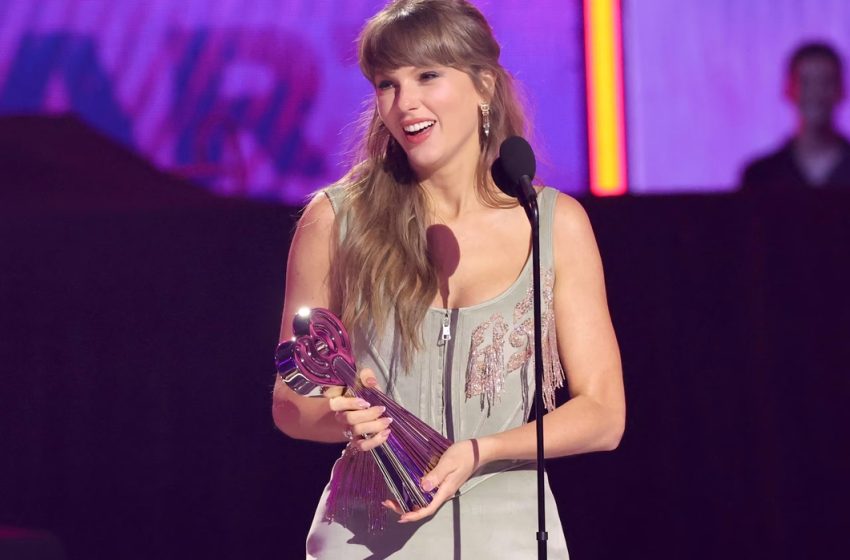  Taylor Swift sorprende con romántica declaración a su prometido Travis Kelse en los i Heart Awards 2026