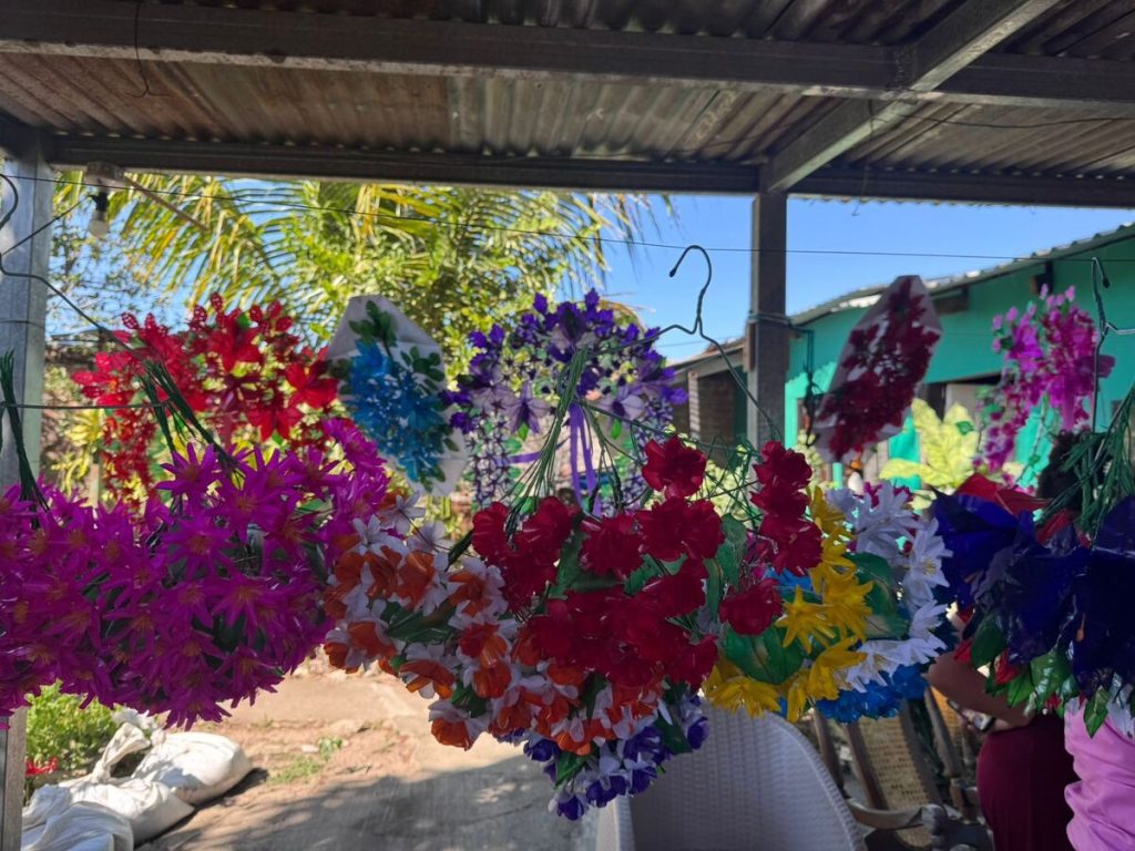 Flores papel encerado/ Foto Geraldine Benítez 