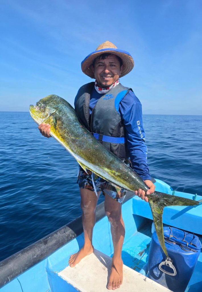 De pescadores a youtubers: la historia de tres hermanos salvadoreños que documentan su vida en alta mar