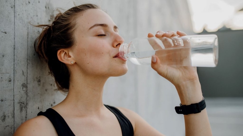 ¿Cuántos litros de agua debería beber por día? Esto dicen los expertos