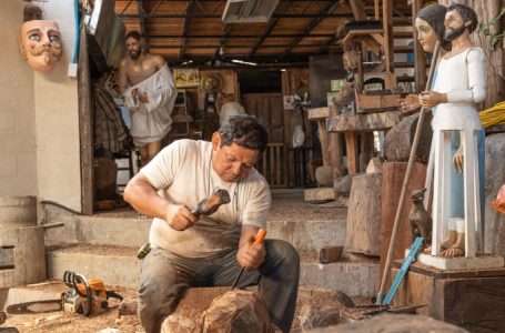 Sabas Gómez, el escultor que mantiene viva la imaginería religiosa en El Salvador