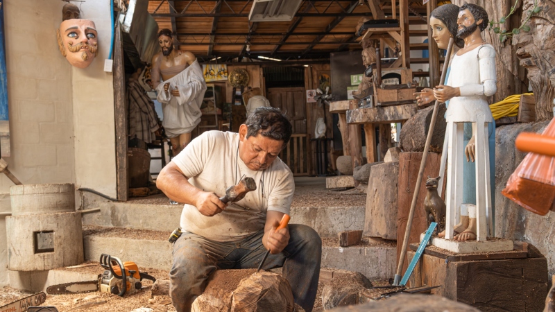 Sabas Gómez, el escultor que mantiene viva la imaginería religiosa en El Salvador