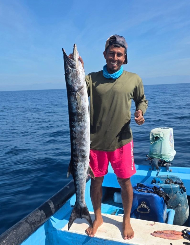 De pescadores a youtubers: la historia de tres hermanos salvadoreños que documentan su vida en alta mar