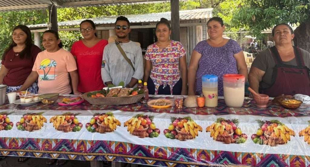 Emprendedores de productos derivados del marañón de la Isla Montecristo/ Foto Geraldine Benítez.