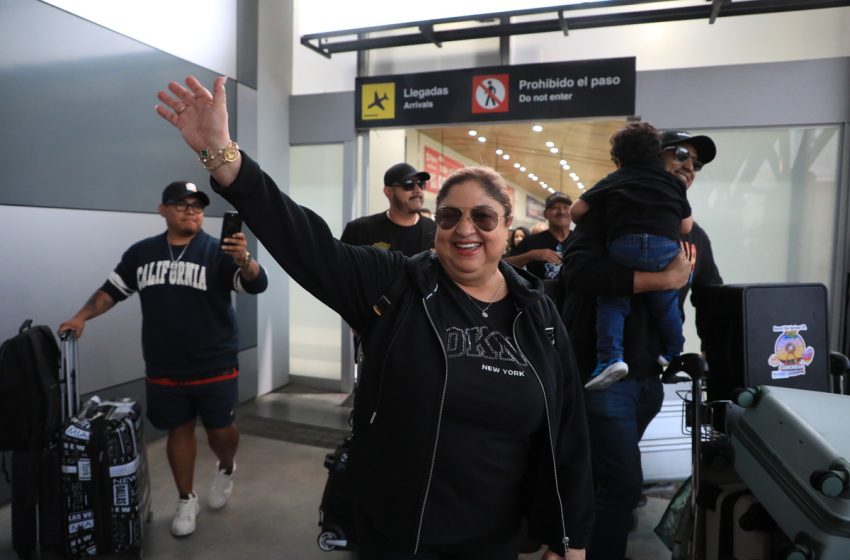  Así recibieron los salvadoreños a Los Hermanos Flores tras su participación en Coachella