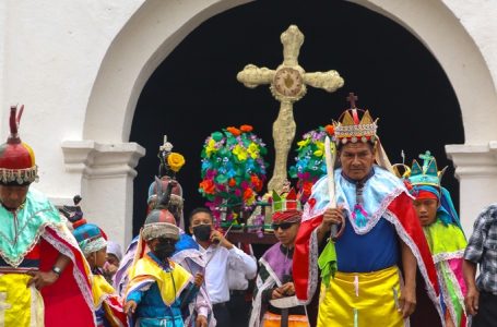 Las cofradías de Panchimalco invitan a la "velación de la Santa Cruz", el ritual que inicia la Fiesta de las Flores y las Palmas