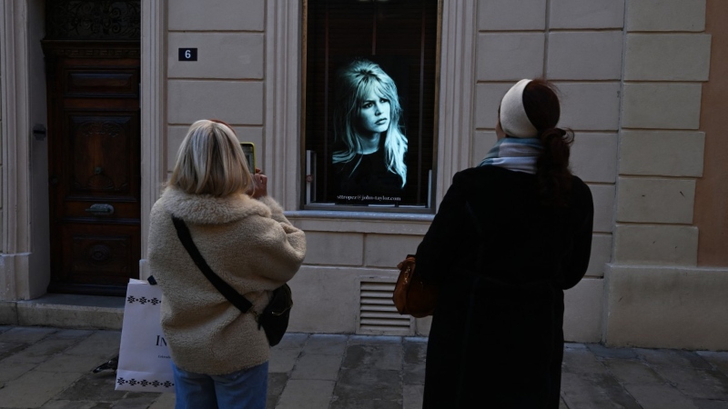 Cannes homenajea a Brigitte Bardot con una playa abierta a los perros