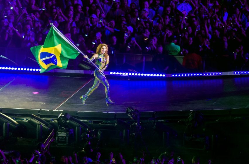   Shakira deleitó a una multitud en su concierto en la playa de Rio