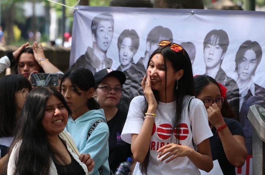  BTS llegan a México con su gira mundial y sus fans se reúnen en el Zócalo