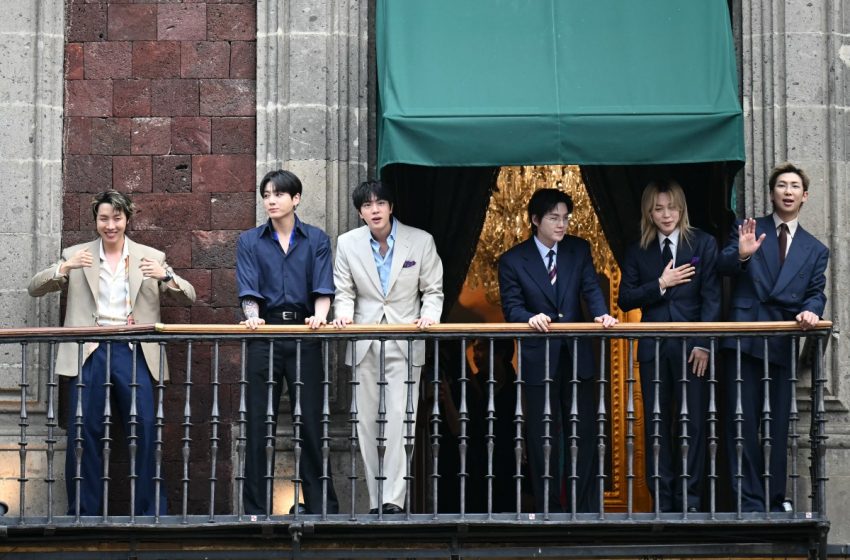  BTS reunen a miles de fans a las afueras del Palacio Nacional de México