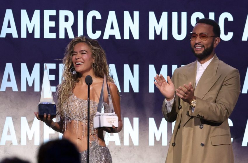  Karol G arrasa en los premios American Music Awards 2026