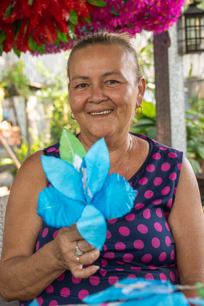 Patricia Quezada, la artesana que mantiene viva la tradición de las flores enceradas en Quezaltepeque