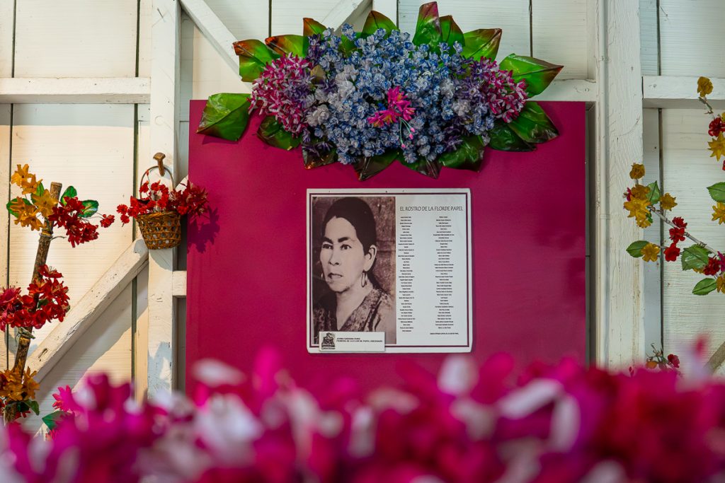 Patricia Quezada, la artesana que mantiene viva la tradición de las flores enceradas en Quezaltepeque
