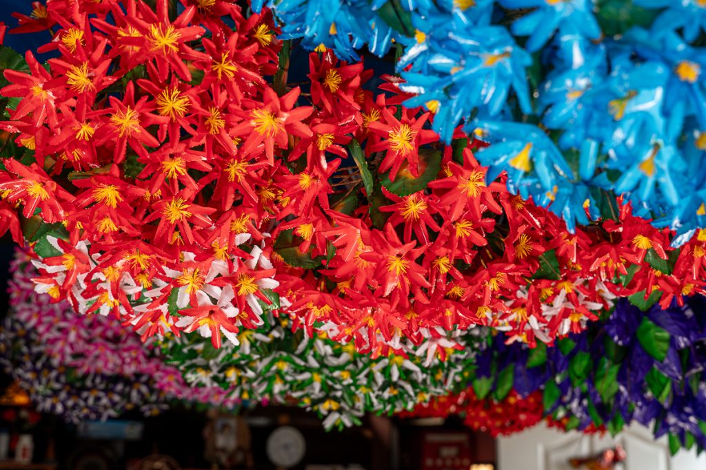 Patricia Quezada, la artesana que mantiene viva la tradición de las flores enceradas en Quezaltepeque